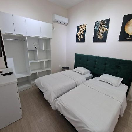 Hq Apartment In Center Tirana Bagian luar foto